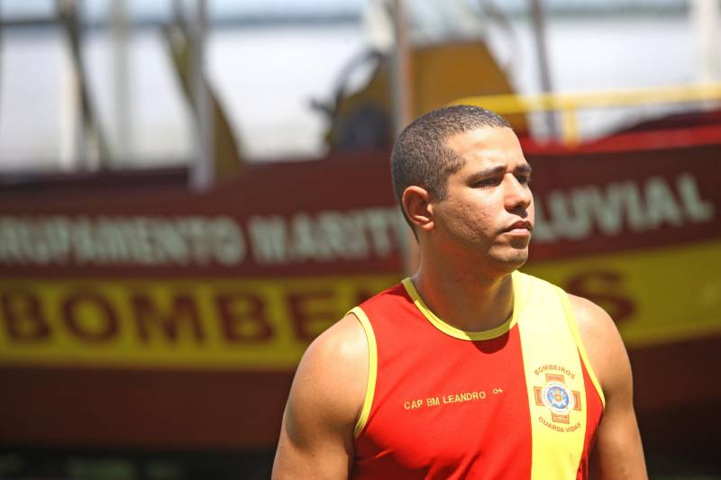 O Grupamento Marítimo Fluvial do Corpo de Bombeiros Militar do Pará conta com um efetivo de 40 homens. Eles atuam em todo o Pará no trabalho de salvamento aquático. Nos últimos anos, um dado vem chamando a atenção da companhia: o número acentuado de mortes por afogamento no Estado. Em 2018, foram registrados, até o momento, 36 afogamentos fatais no Pará. Trinta e três são do sexo masculino. Essa estatística reforça a necessidade de se trabalhar a prevenção. “O erro é subestimar a força da natureza e seus perigos. É preciso estar muito atento à correnteza e a locais impróprios para o banho”, alerta o capitão Leandro Tavares (foto), subcomandante do Grupamento Marítimo Fluvial.
FOTO: MARCELO LELIS / AG. PARÁ
DATA: 17.04.2018
BELÉM - PARÁ <div class='credito_fotos'>Foto: Marcelo Lelis / Ag. Pará | <a href='/midias/2018/originais/608e2a52-45ac-42e0-9b7c-90e5caa47f05.jpg' download><i class='fa-solid fa-download'></i> Download</a></div>