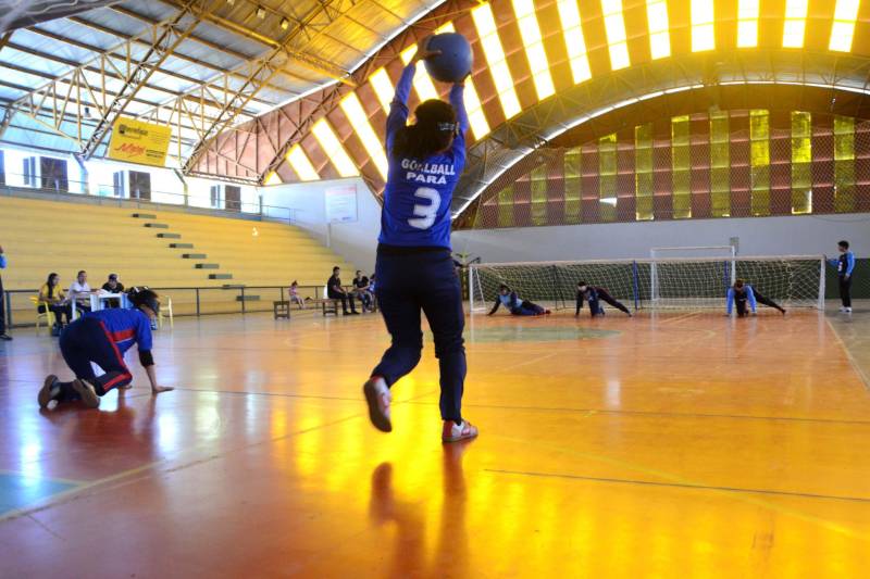 A Secretaria de Estado de Educação (Seduc), por meio do Núcleo de Esporte e Lazer (NEL), promove oficinas de capacitação destinada a professores e técnicos das escolas dos municípios participantes da XI edição dos Jogos Paralímpicos Escolares Paraenses, visando destacar a importância do incentivo à prática de esportes por pessoas com deficiência (PcD). As oficinas ocorrem paralelamente à competição, que será encerrada nesta sexta-feira (29), em Marabá, no sudeste do Estado, com disputas nas modalidades atletismo, bocha e natação. No Ginásio Renato Veloso ocorreu a oficina de goaball (foto), único esporte criado exclusivamente para deficientes visuais. A modalidade esportiva, que foi implantada de forma pioneira no Estado para ser praticado por estudantes da Unidade de Ensino Especializada Álvares de Azevedo, está sendo levada a outros municípios paraenses.
FOTO: FERNANDO NOBRE / ASCOM SEDUC
DATA: 29.06.2018
MARABÁ - PARÁ <div class='credito_fotos'>Foto: FERNANDO NOBRE/ASCOM SEDUC | <a href='/midias/2018/originais/6095b476-748b-463e-bf4b-90e7e02462ce.jpg' download><i class='fa-solid fa-download'></i> Download</a></div>