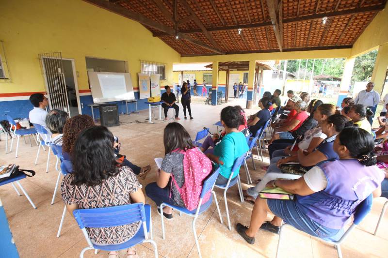 Na manhã desta quarta-feira (21), a ilha de Cotijuba recebeu a primeira edição do Projeto Família e Cidadania de 2018. O evento está sendo realizado na Escola Estadual de Ensino Fundamental e Médio Professora Marta da Conceição até a próxima sexta-feira (23). Durante a manhã mais de 40 pessoas estiveram presentes na abertura do evento, mas a expectativa é que esse número aumente, já que o projeto continua nos próximos dias, sempre com início às 8h.
FOTO: SIDNEY OLIVEIRA / AG. PARÁ
DATA: 21.02.2018
COTIJUBA - PARÁ <div class='credito_fotos'>Foto: Sidney Oliveira/Ag. Pará | <a href='/midias/2018/originais/609c02a1-43ba-4df0-b99e-3216696fbc56.jpg' download><i class='fa-solid fa-download'></i> Download</a></div>
