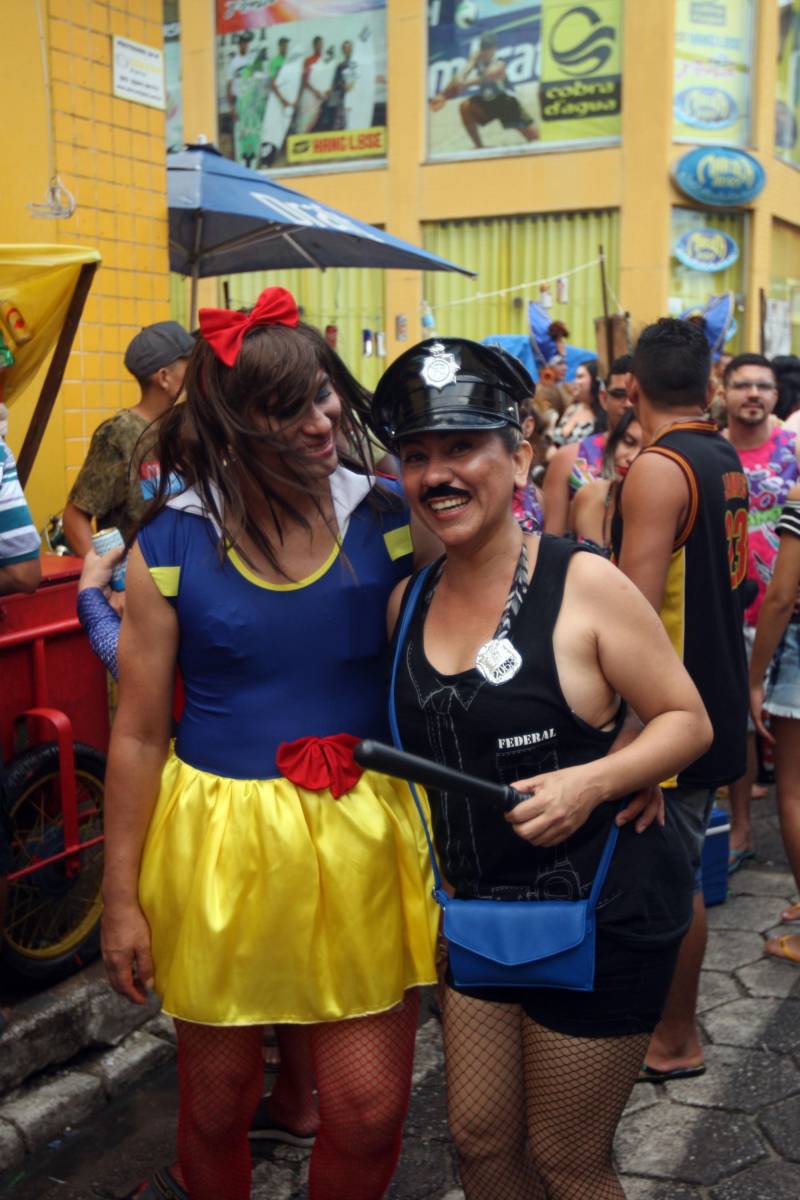 O professor Júlio Leal Gomes é natural de Vigia de Nazaré, no nordeste paraense, terra conhecida pela hospitalidade, principalmente em época festiva. Mantendo a tradição, no Carnaval Júlio e seus irmãos abrem a casa da família para amigos e outros parentes. Neste ano, o imóvel de quatro cômodos abrigou mais de 50 pessoas. Vigia tem um dos maiores e mais tradicionais carnavais do Pará. Nesta época do ano, a população do município, de 51.173 habitantes (Censo/IBGE), triplica com a chegada de brincantes oriundos de todo o Brasil, e os vigienses – igual coração de mãe - acolhem essa multidão. A estimativa é a cidade receber mais de 300 mil pessoas neste Carnaval.
FOTO: IGOR BRANDÃO / AG PARÁ
DATA: 13.02.2018
VIGIA - PARÁ <div class='credito_fotos'>Foto: IGOR BRANDÃO / AG. PARÁ | <a href='/midias/2018/originais/609d877f-08d4-4c1f-9b6d-6d3107874686.jpg' download><i class='fa-solid fa-download'></i> Download</a></div>