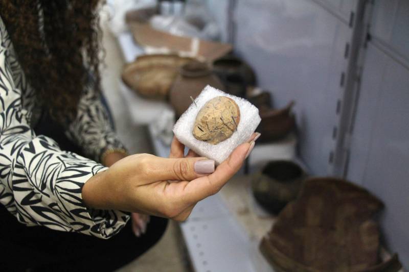 Na manhã desta sexta-feira, 11, a Secretária Estadual de Municípios Sustentáveis, Izabela Jatene, esteve na Fundação Casa da Cultura de Marabá (FCCM), para conversar com a coordenação sobre o fortalecimento da área de pesquisa da instituição. Em Marabá o foco foi o desenvolvimento da pesquisa desenvolvida pela Fundação Casa da Cultura, que precisa de parcerias para fortalecer esse importante trabalho. A instituição já soma o levantamento de 400 sítios arqueológicos e mais de um milhão de artefatos, segundo informações do coordenador do Núcleo de Arqueologia de Marabá, Marlon Prado.
FOTO: ANTONIO MACEDO / DIVULGAÇÃO
DATA: 11.05.2018
MARABÁ - PARÁ <div class='credito_fotos'>Foto: ANTONIO MACEDO / DIVULGAÇÃO | <a href='/midias/2018/originais/60a5caa2-7cbf-4b8b-ae46-0b6116124ec8.jpg' download><i class='fa-solid fa-download'></i> Download</a></div>