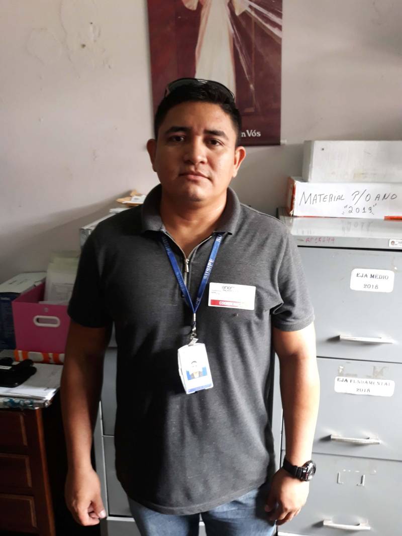 Detentos do Complexo Prisional de Santarém, na região Oeste do Pará, têm a oportunidade de mudar os rumos de suas vidas por meio da educação. Uma parceria entre a penitenciária e a Universidade do Norte do Paraná (Unopar) vai permitir que os presos possam cursar o ensino superior, através da plataforma EAD. A parceria é válida para o ano de 2019, a partir das notas obtidas pelos presos no Exame Nacional do Ensino Médio (Enem), cujas provas começaram a ser aplicadas em todo o Brasil nessa terça (11) e quarta-feira (12) para Pessoas Privadas de Liberdade. Na foto, o coordenador de Educação do Centro de Recuperação Agrícola Silvio Hall de Moura, Rubens Nonato dos Santos.

FOTO: SAMUEL ALVARENGA / ASCOM CRGBA
DATA: 11.12.2018
SANTARÉM - PARÁ <div class='credito_fotos'>Foto: SAMUEL ALVARENGA / ASCOM CRGBA   |   <a href='/midias/2018/originais/60acaa47-dcce-45b1-be80-4c747ed5e948.jpg' download><i class='fa-solid fa-download'></i> Download</a></div>