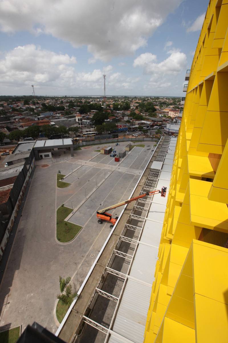 As obras estruturais no Hospital Abelardo Santos, no distrito de Icoaraci, na Grande Belém, já estão quase 100% concluídas. A unidade de saúde será a maior do Pará, com 10 andares, 269 leitos e portas abertas para atender cerca de 2 milhões de pessoas somente na região metropolitana, além de ser mais uma opção para desafogar o atendimento dos municípios da região das ilhas e nordeste do estado. Até o início de dezembro, o hospital, antes com capacidade para 50 leitos em somente um pavimento, será inaugurado. A unidade de saúde está 95% pronta, faltando apenas a instalação dos equipamentos médico-assistenciais e as obras de acabamento do andar térreo.
FOTO: MÁCIO FERREIRA / AG. PARÁ
DATA: 31.10.2018
ICOARACI - PARÁ <div class='credito_fotos'>Foto: MÁCIO FERREIRA/ AG. PARÁ | <a href='/midias/2018/originais/60af45f2-07e2-4169-a03f-521cae9d5858.jpg' download><i class='fa-solid fa-download'></i> Download</a></div>