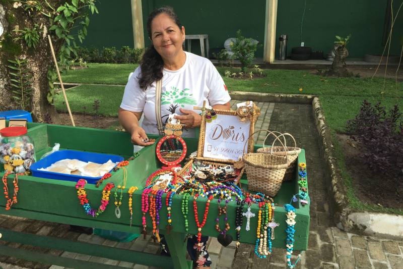 As cores, os cheiros e os sabores da Amazônia tomaram conta da Feira do Agricultor Familiar do Instituto de Desenvolvimento Florestal e da Biodiversidade (Ideflor-bio), realizada na manhã desta quinta-feira, 12, no estacionamento do instituto. A artesã Dóris Mattos (foto) é uma das atendidas pelo projeto. Ela mora na Área de Proteção Ambiental Ilha do Combu e utiliza as riquezas naturais do local na produção de coloridas ecojoias. “Eu produzo as peças com caroços de açaí que são tingidos de várias cores. Temos brincos, pulseiras, colares, terços. Tudo com a cara da nossa ilha, pois o que produzimos lá é diferente”.
FOTO: ASCOM IDEFLOR-BIO
DATA: 12.04.2018
BELÉM - PARÁ <div class='credito_fotos'>Foto: Ascom Ideflor-Bio | <a href='/midias/2018/originais/60c3ac28-5569-4a1d-b2c3-8239d06a84ea.jpg' download><i class='fa-solid fa-download'></i> Download</a></div>