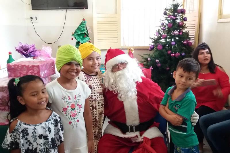 Uma releitura feita por professores e alunos atendidos pelo Espaço Acolher (foto), da Santa Casa de Misericórdia, tendo como foco o livro “As Casas”, editado pela Imprensa Oficial do Estado (IOE), encerrou nesta segunda-feira, 17, as atividades escolares das crianças vítimas de escalpelamento atendidas no espaço. A obra, de autoria do escritor e designer Maciste Costa, resultou em um projeto didático criado para trabalhar disciplinas como língua Portuguesa, matemática e toda parte de humanas, segundo informou Júlia Saldanha, professora da classe hospitalar, programa da Secretaria de Estado de Educação (Seduc), que visa dar continuidade às atividades letivas dos alunos vítimas de escalpe.

FOTO: ASCOM / IOE
DATA: 17.12.2018
BELÉM - PARÁ <div class='credito_fotos'>Foto: ASCOM IOE   |   <a href='/midias/2018/originais/60c84f69-6878-4f31-83f0-2cde5a70fa30.jpg' download><i class='fa-solid fa-download'></i> Download</a></div>