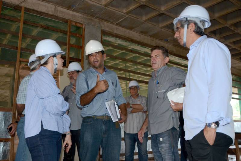 A Secretaria do Estado de Educação (Seduc) recebeu, nos dias 29 e 30 de maio, a Missão de Salvaguardas Ambientais do Banco Interamericano de Desenvolvimento (BID). O objetivo da visita de dois técnicos da organização foi acompanhar a gestão ambiental e social do Programa de Melhoria da Qualidade e Expansão da Cobertura da Educação Básica. Na foto, técnicos do BID conheceram a obra de reforma da sede da Seduc.

FOTO: ELISEU DIAS / ASCOM SEDUC
DATA: 30.05.2018
BELÉM - PARÁ <div class='credito_fotos'>Foto: Eliseu Dias / Ascom Seduc   |   <a href='/midias/2018/originais/60d51607-89a0-4180-8f32-118d01d92f30.jpg' download><i class='fa-solid fa-download'></i> Download</a></div>