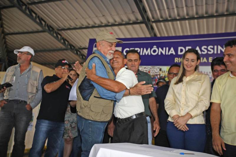 Onze municípios do sul e sudeste paraense recebem recursos do Estado para recuperar ruas e vicinais atingidas pelas enchentes e fortes chuvas que caem na região. Em agenda oficial nesta sexta-feira (6), o governador Simão Jatene assinou, pela manhã, no Parque de Exposições Valeu Boi Leilões, em Rio Maria, os convênios que garantem o repasse de cerca de R$ 4 milhões. As obras de caráter emergencial serão executadas pelas prefeituras em parceria com a Secretaria de Estado de Transportes (Setran). O objetivo é recuperar a trafegabilidade nessas localidades e assegurar o direito de ir e vir da população. Na manhã desta sexta, foram assinados nove convênios (foto), com os municípios de Redenção, Pau D’Arco, São Félix do Xingu, Santa Maria das Barreiras, Tucumã, Água Azul do Norte, Xinguara, Bannach e Rio Maria. Além da Setran, participam da ação o Centro Regional de Governo do Sudeste do Pará e a Defesa Civil. “O valor do investimento em cada município vai depender da necessidade verificada pelas equipes do Estado e das prefeituras. O recurso não será usado para reconstruir vias, mas para restabelecer a trafegabilidade”, disse o secretário de Transportes, Kléber Menezes.
FOTO: ANTÔNIO SILVA / AG. PARÁ
DATA: 06.04.2018
RIO MARIA - PARÁ <div class='credito_fotos'>Foto: Antônio Silva/Ag. Pará | <a href='/midias/2018/originais/60d9bf56-b033-4d2b-98df-6c077791e9e6.jpg' download><i class='fa-solid fa-download'></i> Download</a></div>