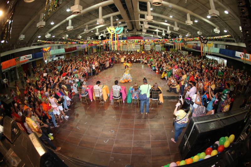 Mais de quatro mil idosos caíram na folia na tarde desta quarta-feira (7), durante o 18° Baile Carnavalesco da Melhor Idade, do projeto Vida Ativa, executado pela Secretaria de estado de Esporte e Lazer (Seel). Uma das grandes atrações foi o concurso que escolheu a “Rainha das Rainhas” da terceira idade, título que este ano ficou com a candidata Lindaura Cardoso, de 63 anos (foto).
FOTO: CARLOS SODRÉ / AG. PARÁ
DATA: 07.02.2018
BELÉM - PARÁ <div class='credito_fotos'>Foto: CARLOS SODRÉ / AG. PARÁ | <a href='/midias/2018/originais/60ddfb93-91fd-46de-96ad-bf66a7c07709.jpg' download><i class='fa-solid fa-download'></i> Download</a></div>