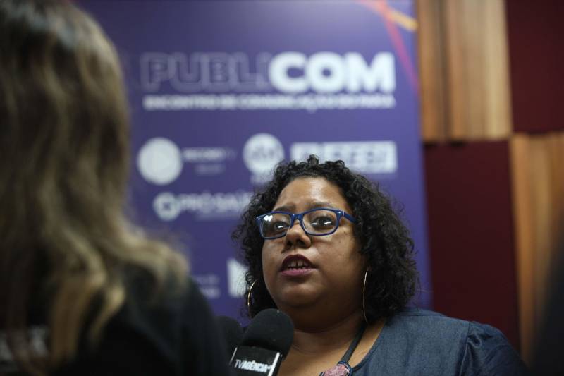 A desconstrução de estereótipos de raça na comunicação e a construção de marcas no Instagram foram os temas das duas palestras desta tarde de terça-feira (12) no “Publicom Belém 2018. O público formado por assessores de comunicação do Governo, profissionais de comunicação, professores e estudantes da área prestigiaram o segundo e último dia do evento que acontece no Teatro do Sesi, em Belém. A palestra “Desconstruindo estereótipos de raça na comunicação”, foi ministrada pelas comunicólogas Helaine Martins (foto) e Joana Mendes, da Idánimo Consultoria, agência especializada em comunicação com e sobre os públicos negro, feminino e LGBT.

FOTO: RODOLFO OLIVEIRA / AG. PARÁ
DATA: 12.06.2018
BELÉM - PARÁ <div class='credito_fotos'>Foto: Rodolfo Oliveira/Ag. Pará   |   <a href='/midias/2018/originais/60e5765c-0390-491b-a35a-4917059763d9.jpg' download><i class='fa-solid fa-download'></i> Download</a></div>