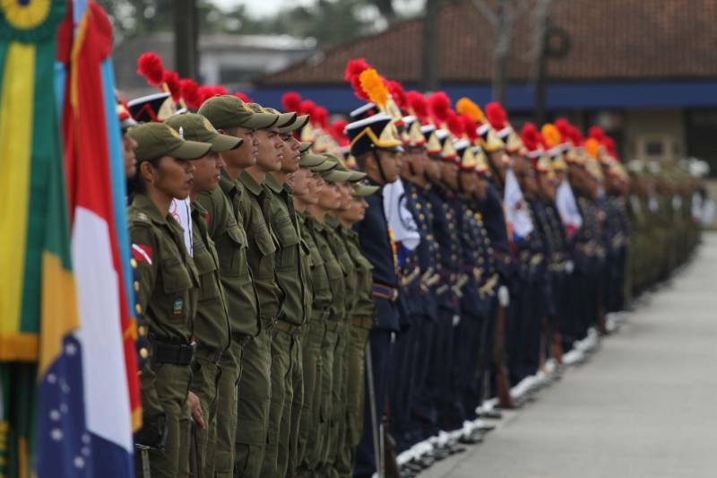 A cerimônia pelo Dia de Tiradentes, patrono das polícias militares do Brasil, este ano, no Pará, teve um toque especial. Na manhã desta quinta-feira, 20, no Comando Geral da Polícia Militar do Estado, foram oficializadas as promoções de 539 policiais e entregues 170 novos veículos para a corporação. O governador Simão Jatene participou da cerimônia. A frota vai ajudar no combate à criminalidade na região metropolitana de Belém e interior do estado. Dos 170 veículos entregues para reforçar o policiamento, 60 são motocicletas, 60 viaturas modelo Palio Weekend com cela e 50 Pick-ups, com cela, todos em regime de locação, que serão somados à frota. Serão investidos mensalmente 4 milhões de reais. As 539 promoções beneficiam policiais militares da capital e do interior do estado, sendo 462 praças e 77 oficiais. “Eu me sinto lisonjeada e quero chegar à capitã”, disse Rejane Santa Brígida Miranda, promovida de soldado a cabo. “Fico feliz também por termos um plano seguro, de carreira e me sinto prestigiada na carreira que escolhi”, completou Rejane.
FOTO: CRISTINO MARTINS / AG PARÁ
DATA:20.04.2018
BELÉM - PARÁ <div class='credito_fotos'>Foto: Cristino Martins/Ag. Pará | <a href='/midias/2018/originais/60ead849-4d79-43d1-82e8-f7a9bc912654.jpg' download><i class='fa-solid fa-download'></i> Download</a></div>