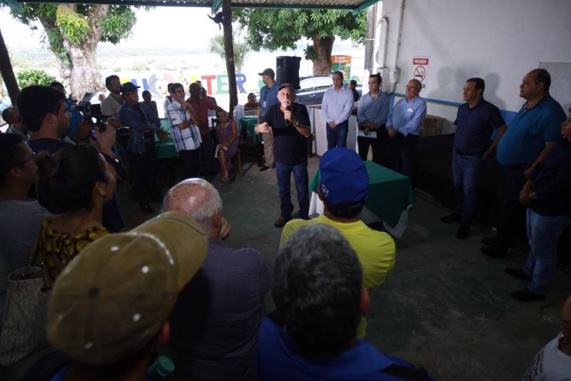 O distrito de Alter do Chão, destino turístico internacional onde fica a praia que já foi eleita a mais bonita do Brasil, recebe investimentos do governo do Estado nas áreas de infraestrutura e saneamento básico. O governador Simão Jatene (foto), que cumpre agenda em três municípios do oeste paraense nesta sexta-feira (9) e sábado (10), assinou nesta sexta a ordem de serviço que autoriza o início da construção do novo sistema de abastecimento de água da vila, localizada a cerca de 28 quilômetros de Santarém. Orçada em R$ 11 milhões, a obra vai levar água de qualidade aos mais de sete mil habitantes da comunidade. Com o novo sistema de captação e tratamento de água, a meta é alcançar 100% dos imóveis no distrito. Segundo o presidente da Companhia de Saneamento do Pará (Cosanpa), Cláudio Conde, a obra é uma implantação pioneira em Alter do Chão, já que será o primeiro sistema do tipo fora de um núcleo urbano. O contrato com a empresa executora foi assinado na quinta-feira (8). A previsão é que os trabalhos sejam iniciados imediatamente e concluídos no prazo de 18 meses.
FOTO: THIAGO GOMES / AG. PARÁ
DATA: 09.03.2018
SANTARÉM - PARÁ <div class='credito_fotos'>Foto: Thiago Gomes /Ag. Pará | <a href='/midias/2018/originais/60eb10a8-c2d0-4ec4-85f5-ed0ac255032f.jpg' download><i class='fa-solid fa-download'></i> Download</a></div>