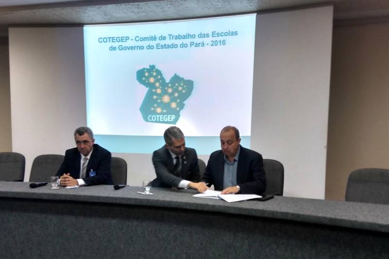 O Comitê de Trabalho das Escolas de Governo do Estado do Pará (Cotegep) está oficializado desde segunda-feira (5), quando gestores e representantes de órgãos federais, estaduais e municipais se reuniram no auditório da Escola de Governança Pública do Estado (EGPA) para a assinatura conjunta de um Protocolo de Intenções. O Comitê começou suas atividades debatendo a elaboração da Rede Amazônica das Escolas de Governao (Rameg), lançada em agosto de 2013, por ocasião dos 10 anos de criação da autarquia paraense. Com o objetivo de viabilizar, com maior eficácia e agilidade, a participação e o acesso do funcionalismo público a ações, programas e projetos de formação, desenvolvimento e qualificação profissional, além de intermediar o acesso à estrutura física e instrutoria a programas realizados por seus integrantes, o Comitê, até ser formalizado, atuava informalmente.

FOTO: RAFAEL SANTOS / ASCOM TCM
DATA: 07.02.2018
BELÉM - PARÁ <div class='credito_fotos'>Foto: RAFAEL SANTOS / ASCOM TCM   |   <a href='/midias/2018/originais/60f1f4c0-c20a-4171-807e-ea4102fee94b.jpg' download><i class='fa-solid fa-download'></i> Download</a></div>