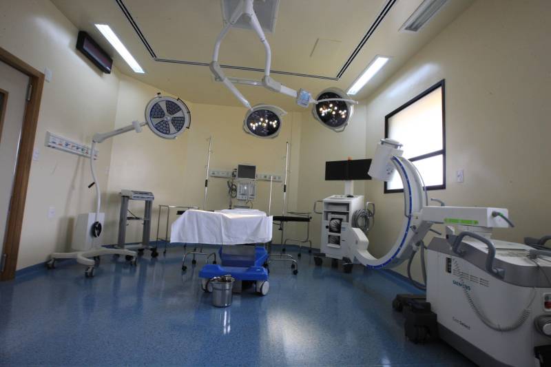 O governador Simão Jatene fez neste domingo (30), às 11 h, uma visita técnica (foto) às instalações do novo Hospital Abelardo Santos, no Distrito de Icoaraci, na Região Metropolitana de Belém. Como fez em Capanema (nordeste do Pará), no novo Hospital Regional dos Caetés, o governador convidou pessoas da comunidade para acompanhá-lo na visita. O objetivo foi mostrar à população que o hospital está pronto para ser inaugurado. "Alguns pequenos detalhes, obrigatórios para a entrada em funcionamento de qualquer hospital, ainda precisam ser feitos, como a assepsia dos ambientes e a calibragem dos equipamentos. Mas o ‘Abelardo’ está pronto, e já é o maior hospital da Região Metropolitana", disse o governador.

FOTO: CRISTINO MARTINS / AG. PARÁ
DATA: 30.12.2018
ICOARACI - PARÁ <div class='credito_fotos'>Foto: Cristino Martins/Ag. Pará   |   <a href='/midias/2018/originais/60f7885b-02d1-423a-9de7-9905df7a5116.jpg' download><i class='fa-solid fa-download'></i> Download</a></div>