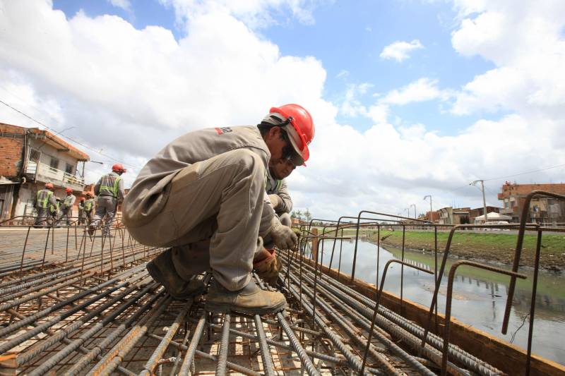 Onde antes havia lama e mato, foram abertas e pavimentadas duas grandes avenidas com cerca de 800 metros de extensão, nas duas margens do canal. A obra incluiu o alargamento do canal – com a drenagem, dragagem e limpeza –, instalação de tubulação de esgoto, construção de calçadas, ciclo faixas, muretas de proteção e ainda três pontes de concreto e uma passarela metálica. “No momento as equipes estão trabalhando na construção das novas pontes do Caraparu (foto) e da Brasília, que vão substituir as velhas pontes de madeira.
FOTO: RODOLFO OLIVEIRA / AG. PARÁ
DATA: 09.03.2018
BELÉM - PARÁ <div class='credito_fotos'>Foto: Thiago Gomes /Ag. Pará | <a href='/midias/2018/originais/60f8b087-571e-4479-9e53-9e682515216d.jpg' download><i class='fa-solid fa-download'></i> Download</a></div>