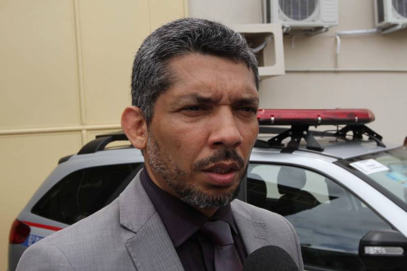 Sempre que algum caso ligado à segurança envolvendo crianças ou adolescentes acontecia em Ananindeua, Marituba ou municípios vizinhos, os agentes eram obrigados a se deslocar ate Belém. Os municípios da Região Metropolitana não dispunham de uma unidade da Data, Divisão de Atendimento ao Adolescente. E nesta quarta-feira, 30, esse problema acabou. O Governo do Pará inaugurou as novas instalações da 2ª Data do Pará, na Rodovia Mario Covas, em Ananindeua. Vinculada à Diretoria de Atendimento a Grupos Vulneráveis, a unidade terá circunscrição em Ananindeua, Marituba, Benevides e Santa Bárbara do Pará. Na foto, o delegado geral de Polícia Civil, Cláudio Galeno.

FOTO: CRISTINO MARTINS / AG. PARÁ
DATA: 30.05.2018
 <div class='credito_fotos'>Foto: Cristino Martins/Ag. Pará   |   <a href='/midias/2018/originais/60fd5256-0e9d-42e2-a8be-44ed4b944ab6.jpg' download><i class='fa-solid fa-download'></i> Download</a></div>
