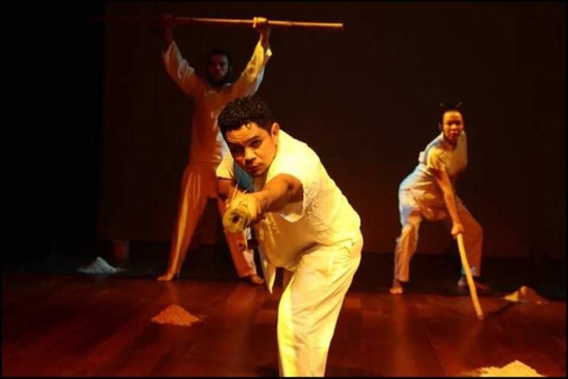 O espetáculo Marahu será apresentado no domingo, dia 25, às 19h, no Teatro Waldemar Henrique. Um dos projetos contemplados pelo edital Pauta Livre 2018 da Fundação Cultural do Pará (FCP), a peça realizada pela Cia. de Teatro Madalenas mistura teatro, música e artes visuais para dar vida às poesias do paraense Max Martins, poeta bastante influente do século XX.
FOTO: ASCOM / FCP
DATA: 23.03.2018
BELÉM - PARÁ <div class='credito_fotos'>Foto: ASCOM FCP | <a href='/midias/2018/originais/61020574-d618-464f-a8e3-13c236174e88.jpg' download><i class='fa-solid fa-download'></i> Download</a></div>