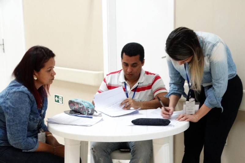 O incentivo à humanização e prevenção foi a prioridade da programação de Carnaval realizada pelo Hospital Público Estadual Galileu, em Belém, nos últimos dias 06 e 7. Com palestras que enfatizaram a importância de não dirigir após a ingestão de bebida alcoólica, representantes da Associação Paraense de Motociclistas (Aspamoto) e da Fundação Centro de Hemoterapia e Hematologia do Pará (Hemopa) estiveram no hospital sensibilizando usuários e acompanhantes. O professor de História Alessandro Santos, 37 anos, que está internado no Hospital Galileu há cinco dias, após ter sido baleado no braço esquerdo durante uma tentativa de assalto em sua casa, no município de Castanhal, considerou interessante a abordagem sobre atenção no trânsito próximo a uma grande festa popular. “As pessoas, em geral, parecem achar que carnaval e responsabilidade não cabem na mesma frase. Então, aumentam os índices de acidentes e a criminalidade. É importante alertar para isso”, disse Alessandro Santos.

FOTO: ASCOM HPEG
DATA: 08.02.2018
BELÉM - PARÁ                                <div class='credito_fotos'>Foto: ASCOM / HPEG   |   <a href='/midias/2018/originais/61020695-f48a-4bcc-9a13-440eb65606df.jpg' download><i class='fa-solid fa-download'></i> Download</a></div>