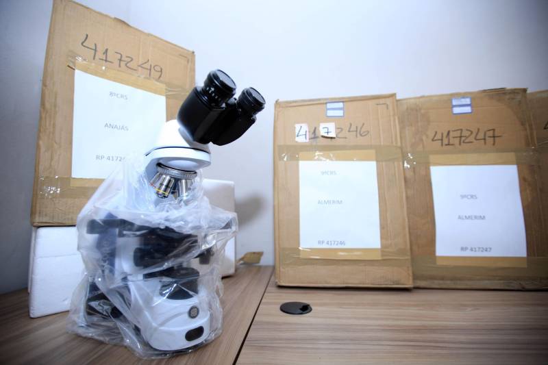 Quase R$ 2 milhões em equipamentos para o combate a malária no Pará foram distribuídos, nesta quarta-feira (7), em cerimônia no Palácio do Governo, em Belém. No total 38 microscópios, 21 motocicletas e 9 caminhonetes foram entregues, pelo governador Simão Jatene, a representantes de 11 municípios beneficiados, de diferentes regiões do Pará. Na ocasião, o governo também homenageou servidores estaduais que atuam há mais de 30 anos no combate a endemias e dedicaram anos de profissionalismo, compromisso e responsabilidade com o trabalho na Vigilância em Saúde Pública do Estado do Pará.
FOTO: MÁCIO FERREIRA / AG. PARÁ
DATA: 07.03.2018
BELÉM - PARÁ <div class='credito_fotos'>Foto: MÁCIO FERREIRA/ AG. PARÁ | <a href='/midias/2018/originais/6103134b-e4ef-4a1a-ba23-2524fb38b0be.jpg' download><i class='fa-solid fa-download'></i> Download</a></div>
