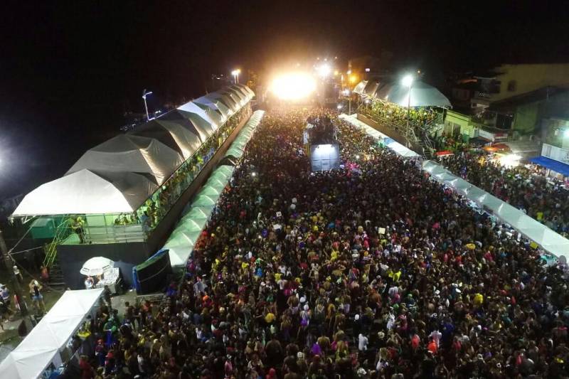 O professor Júlio Leal Gomes é natural de Vigia de Nazaré, no nordeste paraense, terra conhecida pela hospitalidade, principalmente em época festiva. Mantendo a tradição, no Carnaval Júlio e seus irmãos abrem a casa da família para amigos e outros parentes. Neste ano, o imóvel de quatro cômodos abrigou mais de 50 pessoas. Vigia tem um dos maiores e mais tradicionais carnavais do Pará. Nesta época do ano, a população do município, de 51.173 habitantes (Censo/IBGE), triplica com a chegada de brincantes oriundos de todo o Brasil, e os vigienses – igual coração de mãe - acolhem essa multidão. A estimativa é a cidade receber mais de 300 mil pessoas neste Carnaval. Na foto, o coordenador da operação, Ivan Feitosa.
FOTO: DIVULGAÇÃO
DATA: 13.02.2018
BELÉM - PARÁ <div class='credito_fotos'>Foto: IGOR BRANDÃO / AG. PARÁ | <a href='/midias/2018/originais/61093c28-6eea-49d1-92b7-9654b8e4390e.jpg' download><i class='fa-solid fa-download'></i> Download</a></div>