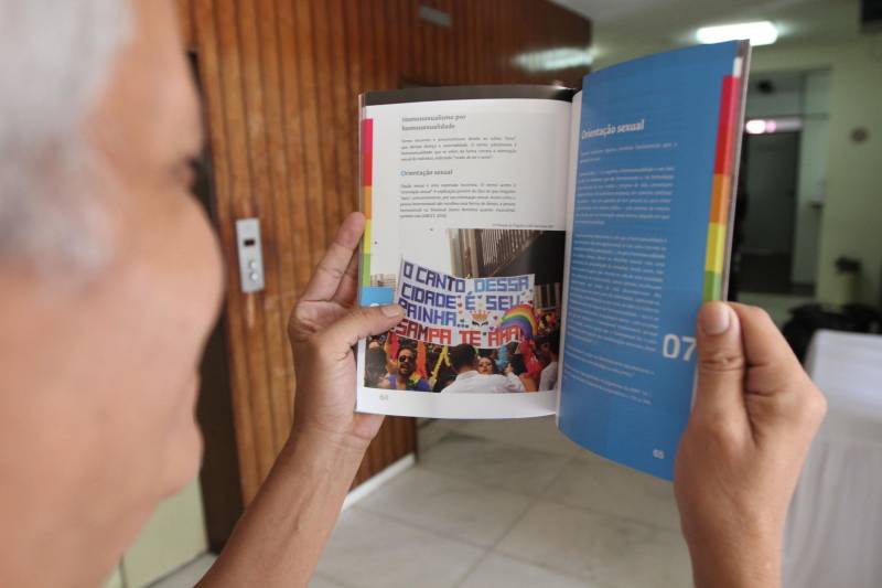 Defensoria Pública do Pará, Secretaria de Estado de Direitos Humanos e Justiça (Sejudh), Secretaria de Estado de Comunicação (Secom) e o Grupo Homossexual do Pará (GHP) realizaram, nesta terça-feira (3), a oficina "Diversidade e Mídia" para profissionais e estudantes de Comunicação”. O evento, que foi gratuito, teve como principal objetivo, contribuir para a diminuição de preconceitos e estigmas por quais passam os LGBTI+, colaborando para um melhor entendimento de termos e conceitos utilizados por esta população. A oficina contou com a participação de Symmy Larrat, paraense e liderança nacional do movimento LGBTI+ e que foi a primeira travesti a ocupar a função de coordenadora geral de Promoção dos Direitos LGBT (Lésbicas, Gays, Bissexuais, Travestis e Transexuais), da Secretaria de Direitos Humanos da Presidência da República. Para Larrat, os meios de comunicação são um importante canal quando bem utilizados para o enfrentamento da “narrativa de ódio” que coloca a existência LGBTI+ como pecado ou vergonha, com discursos que aumentam a exclusão desta população. Na foto, o Manual de Comunicação LGBT+.
FOTO: CRISTINO MARTINS / AG. PARÁ
DATA: 03.07.2018
BELÉM - PARÁ <div class='credito_fotos'>Foto: Cristino Martins/Ag. Pará | <a href='/midias/2018/originais/610a43e5-725a-4b7b-a6a9-510b39d3bb10.jpg' download><i class='fa-solid fa-download'></i> Download</a></div>