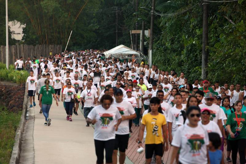 “Foi uma semana produtiva, de muito trabalho, de interação com a sociedade, e culminou com a caminhada sustentável (foto), que por sua vez foi extremamente bem-sucedida para mostrarmos que sustentabilidade também envolve saúde”. As palavras do titular da Secretaria de Estado de Meio Ambiente e Sustentabilidade (Semas), Thales Belo, encerraram uma programação vasta do Governo do Pará em alusão à Semana Mundial do Meio Ambiente.

FOTO: SIDNEY OLIVEIRA / AG. PARÁ
DATA: 09.06.2018
BELÉM - PARÁ <div class='credito_fotos'>Foto: Sidney Oliveira/Ag. Pará   |   <a href='/midias/2018/originais/610d4a2b-9ca5-40d8-84aa-2e8ae8f0e755.jpg' download><i class='fa-solid fa-download'></i> Download</a></div>