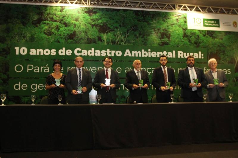 O governador Simão Jatene participou na manhã desta terça-feira, 27, da abertura do Seminário “Cadastro Ambiental Rural (CAR) 10 Anos: Avanços e Perspectivas”, promovido pela Secretaria de Meio Ambiente e Sustentabilidade (Semas), no Hangar – Centro de Convenções e Feiras da Amazônia. 

FOTO: CRISTINO MARTINS / AG. PARÁ
DATA: 27.11.2018
BELÉM - PARÁ <div class='credito_fotos'>Foto: Cristino Martins/Ag. Pará   |   <a href='/midias/2018/originais/611c5f24-10e9-4aed-a876-9e1ef86d989b.jpg' download><i class='fa-solid fa-download'></i> Download</a></div>