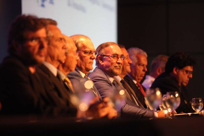 O VII Congresso e Feira Internacional de Transporte e Logística Sustentável da Amazônia (Trans 2018) teve sua abertura na noite desta terça-feira (19) no Hangar - Convenções e Feiras da Amazônia. A cerimônia de abertura contou com a presença do secretário de Estado de Transporte, Kleber Menezes (foto), que representou o governador Simão Jatene; do presidente da Assembleia Legislativa do Pará (Alepa), deputado Márcio Miranda, e de diretores, presidentes e representantes dos 10 órgãos do governo que estão participando do evento, assim como autoridades do setor.
FOTO: MARCELO LELIS / AG. PARÁ
DATA: 19.06.2018
BELÉM - PARÁ <div class='credito_fotos'>Foto: Marcelo Lelis / Ag. Pará | <a href='/midias/2018/originais/612abc50-01ff-4e1c-9658-13ca3017a9dc.jpg' download><i class='fa-solid fa-download'></i> Download</a></div>
