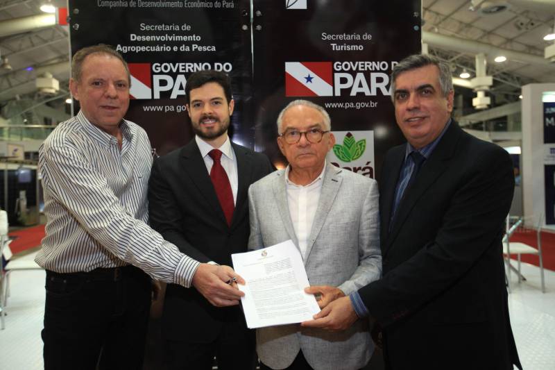 A abertura da Feira Pará Negócios 2018, nesta quinta-feira (22), no Hangar Convenções e Feiras da Amazônia, em Belém, foi marcada pela assinatura de um protocolo de intenções (foto) entre a Secretaria de Desenvolvimento Econômico, Mineração e Energia (Sedeme), Companhia de Desenvolvimento Econômico do Pará (Codec) e a empresa ZSun Energy que prevê investimentos na ordem de R$12 milhões de reais para a região do município de Paragominas, sudeste do estado, com a chegada de uma indústria de placas de energia solar no município a partir do ano que vem.

FOTO: MÁCIO FERREIRA / AG. PARÁ
DATA: 22.11.2018
BELÉM - PARÁ <div class='credito_fotos'>Foto: MÁCIO FERREIRA/ AG. PARÁ   |   <a href='/midias/2018/originais/6133c8ef-368a-4434-8b46-eedb30ee94e6.jpg' download><i class='fa-solid fa-download'></i> Download</a></div>