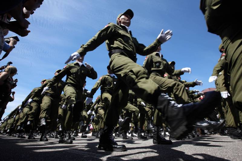 A cerimônia de formatura dos novos praças da Polícia Militar ocorreu na manhã desta segunda-feira (9), simultaneamente, em Belém e outros seis municípios paraenses: Santa Izabel, Castanhal, Barcarena, Capanema, Bragança e Tucuruí. Em Parauapebas, Marabá, Breves, Soure e Conceição do Araguaia, a formatura será celebrada na quinta-feira, dia 12. Na sexta-feira, dia 13, é a vez de Santarém, Altamira, Paragominas e Itaituba. O governador Simão Jatene presidiu a cerimônia de formatura no Portal da Amazônia, bairro da Cidade Velha, em Belém. Milhares de familiares dos formandos lotaram o espaço para entregar aos novos policiais militares seus diplomas de conclusão de curso.
FOTO: SIDNEY OLIVEIRA / AG. PARÁ
DATA: 09.07.2018
BELÉM - PARÁ <div class='credito_fotos'>Foto: Sidney Oliveira/Ag. Pará | <a href='/midias/2018/originais/6134049b-1c0b-489c-8bc4-87f564097b36.jpg' download><i class='fa-solid fa-download'></i> Download</a></div>