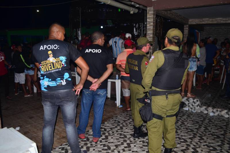 Para garantir a tranquilidade da população e estabelecer a ordem em locais de grande movimentação no distrito de Icoaraci, em Belém, foi deflagrada na noite deste domingo, 6, a Operação Hypnos, realizada pela Polícia Militar em parceria com outros órgãos de segurança pública e do sistema judiciário. Na foto, fiscalização de bares e festas averiguando a presença de menores e de veículos irregulares.
FOTO: ELIELSON MODESTO / ASCOM SEGUP
DATA: 06.05.2018
BELÉM - PARÁ <div class='credito_fotos'>Foto: Elielson Modesto / Ascom Segup | <a href='/midias/2018/originais/614018bc-9957-4277-9e82-40da99e6babd.jpg' download><i class='fa-solid fa-download'></i> Download</a></div>