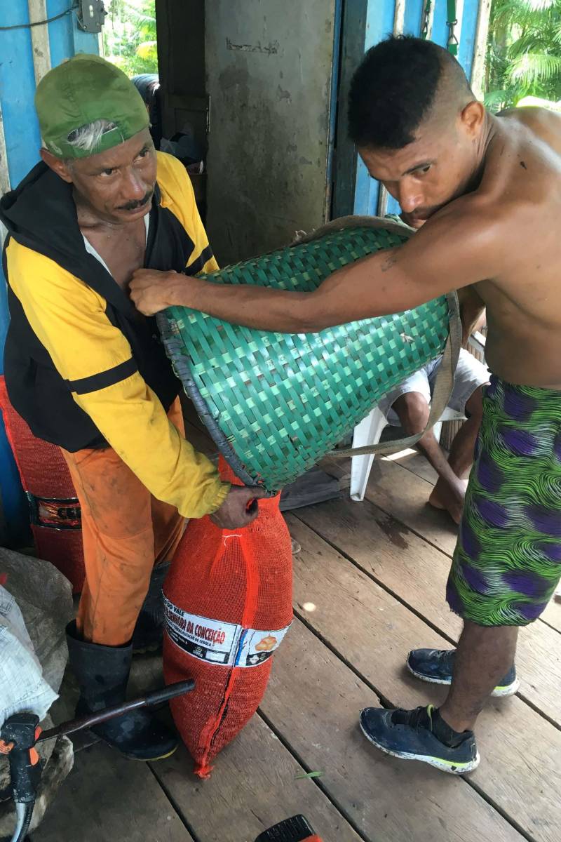 A pequena Comunidade de Ponta Negra (foto) é um daqueles lugares que parece saído diretamente de algum livro do escritor colombiano Gabriel García Márquez. Localizada às margens do Rio Guamá, com uma vista privilegiada da Alça Viária, a comunidade é composta por oito casas e aproximadamente 30 pessoas, todas elas ligadas por algum grau de parentesco, sanguíneo ou afetivo, com a dona Higina Pereira, de 82 anos, matriarca, líder e fundadora da comunidade. A Ponta Negra, parte do Refúgio de Vida Silvestre (Revis) Metrópole da Amazônia, é uma das comunidades atendidas pelo projeto AgroVárzea, realizado pela Gerência da Região Administrativa de Belém (GRB) do Instituto de Desenvolvimento Florestal e da Biodiversidade (Ideflor-bio). Na última quarta-feira, 28, a comunidade recebeu uma comitiva de servidores da GRB. A visita teve o objetivo de apresentar a nova equipe técnica do projeto e também ouvir, da comunidade, as demandas e anseios para a realização do AgroVárzea em 2018.
FOTO: ASCOM / IDEFLOR
DATA: 29.03.2018
ALÇA VIÁRIA - PARÁ <div class='credito_fotos'>Foto: Ascom Ideflor | <a href='/midias/2018/originais/614eef1e-6023-445b-9f49-ad9c68565e78.jpg' download><i class='fa-solid fa-download'></i> Download</a></div>