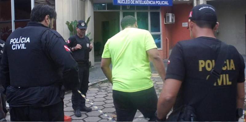 A Polícia Civil deflagrou, nesta terça-feira (05), a operação policial denominada "Verônica" para investigar um esquema de fraude que envolvia a inserção de dados falsos no sistema de informação do setor de recursos humanos da Secretaria de Estado de Educação (Seduc). Ao todo, 38 pessoas foram presas em Belém e Região Metropolitana de Belém (RMB); e nas cidades de Mãe do Rio, nordeste do Pará; Macapá (AP) e Gaspar (SC). Uma pessoa permanece foragida. Os presos foram conduzidos para a Delegacia-Geral, em Belém, para prestar depoimento. Além dos mandados de prisão, foram cumpridos mandados de busca e apreensão. Mais de 100 policiais civis estiveram em atuação na operação iniciada por volta de 6h da manhã. As informações sobre a operação foram prestadas, durante a manhã de hoje (5), na sede da Delegacia-Geral, em entrevista coletiva. O delegado-geral Claudio Galeno; a secretária de Educação, Ana Cláudia Hage, e os delegados Fernando Rocha, diretor do Núcleo de Inteligência da Polícia Civil, e Alexandre Oliveira, um dos responsáveis pela investigação e coordenador do Laboratório de Tecnologia contra Lavagem de Dinheiro (LAB-LD). 

FOTO: ASCOM / POLÍCIA CIVIL
DATA: 05.06.2018
BELÉM - PARÁ <div class='credito_fotos'>Foto: Ascom / Polícia Civil   |   <a href='/midias/2018/originais/6151673c-0b35-4756-a735-ae5cae43e50c.jpg' download><i class='fa-solid fa-download'></i> Download</a></div>