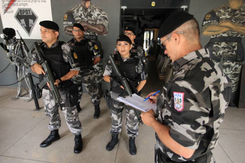 Além do gênero, ainda é um desafio para a mulher quebrar o paradigma de que a força e a bravura estão atreladas à estatura, peso e estrutura física. Mas a cabo Ana Farias (foto) está aí para fazer um contraponto dessa afirmação: com 1,59m de altura e menos de 50 quilos, ela não se deixa intimidar por ninguém. Não à toa. No histórico, ela carrega o pioneirismo de estar entre as primeiras duas mulheres da Rotam – Ronda Ostensiva Tático Metropolitana, uma das duas companhias do Batalhão de Policiamento Tático (BPOT). Dos 22 anos na PM, 16 são na Rotam. 

FOTO: MÁCIO FERREIRA / AG. PARÁ
DATA: 27.05.2018
BELÉM - PARÁ <div class='credito_fotos'>Foto: MÁCIO FERREIRA/ AG. PARÁ   |   <a href='/midias/2018/originais/615aa42f-d972-4642-8951-eb29c93d9910.jpg' download><i class='fa-solid fa-download'></i> Download</a></div>