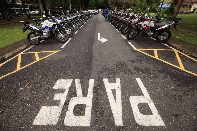 Polícia Militar, Guarda Municipal e Secretarias Municipais de Segurança Pública de 17 cidades do interior paraense receberam motos (foto) para ampliar o policiamento ostensivo e para atender ocorrências em suas sedes. Os veículos adquiridos pelo Governo do Estado são provenientes de emenda parlamentar de três deputados da Assembleia Legislativa do Pará (ALEPA), e entregues nesta segunda-feira (28) durante cerimônia na sede da Casa Civil, em Belém. Ao todo foram entregues 44 motos do modelo Honda XRE 300 CC, todas com kit sinalizador acústico e visual, rastreador, dois capacetes e queixeiras. Prefeitos, secretários de segurança, representantes das polícias, guardas municipais e deputados estiveram presentes na solenidade e ressaltaram a importância de ampliar a frota de veículos para dar apoio a segurança dos municípios.
FOTO: MÁCIO FERREIRA / AG. PARÁ
DATA: 28.05.2018
BELÉM - PARÁ <div class='credito_fotos'>Foto: MÁCIO FERREIRA/ AG. PARÁ | <a href='/midias/2018/originais/615aac7e-a848-48c3-b7b8-2c626861e45b.jpg' download><i class='fa-solid fa-download'></i> Download</a></div>