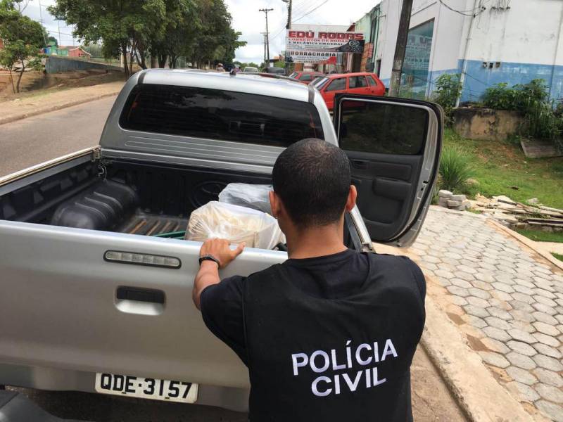 A Polícia Civil deflagrou, nesta terça-feira (27), a operação denominada “Império Obscuro” como resultado de investigação sobre práticas criminosas, entre as quais, corrupção ativa, lavagem de dinheiro, fraudes tributárias, formação de cartel e comercialização ilegal de armas de fogo. Cinco pessoas foram presas em cumprimento a mandados judiciais de prisão. Duas pessoas estão foragidas. Além das prisões, 21 mandados judiciais de busca e apreensão domiciliar foram cumpridos. A operação foi realizada de forma simultânea nas cidades de São Félix do Xingu (foto), Tucumã e Marabá, no sudeste do Pará. Foram presos em Tucumã, Cézar Randolfo Pimentel Alves e o filho dele Randolfo Alves de Campos Neto.
FOTO: ASCOM / POLÍCIA CIVIL
DATA: 27.03.2018
SÃO FÉLIX DO XINGU - PARÁ <div class='credito_fotos'>Foto: Ascom / Polícia Civil | <a href='/midias/2018/originais/615cd5e0-3eef-4995-8ab3-428b832f5e0e.jpg' download><i class='fa-solid fa-download'></i> Download</a></div>