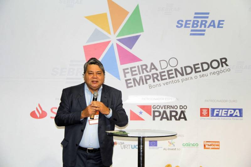 A Secretaria de Estado de Turismo (Setur) atua em várias frentes apoiando a obtenção do selo de Indicação Geográfica no Instituto Nacional da Propriedade Industrial (Inpi) de alguns produtos do estado, como por exemplo, a farinha de Bragança, o queijo do Marajó, o cacau de Tomé-Açu, dentre outros. A importância do selo foi tema de workshop realizado nesta sexta-feira, 18, durante a Feira do Empreendedor, no Hangar – Convenções e Feiras da Amazônia, que possibilitou a troca de experiência entre profissionais de outros estados com produtores paraenses. Para Mônica Cardoso, ex-secretária de Turismo de Tiradentes (MG), cidade que é considerada um case de sucesso no Brasil, “não há dúvida de que o festival de gastronomia foi fundamental para o despertar do turismo em Tiradentes”. Já o consultor da empresa Inovates (ES), Anselmo Buss, destacou a farinha de Bragança, no nordeste do Pará. “Uma IG (Indicação Geográfica) que estamos apoiando. Essa ferramenta bem trabalhada pode agregar valor, proteger o território e gerar desenvolvimento. A IG ocorre quando um território fica conhecido por um produto ou serviço. O Brasil reconhece ambos em lei. Uma IG não se cria, se reconhece”, explicou. Na foto, o especialista em gastronomia e diretor da Setur, Álvaro do Espírito Santo.
FOTO: ASCOM / SETUR
DATA: 19.05.2018
BELÉM - PARÁ <div class='credito_fotos'>Foto: ASCOM SETUR | <a href='/midias/2018/originais/616803d8-deaa-48c0-bbb5-3931953c67b8.jpg' download><i class='fa-solid fa-download'></i> Download</a></div>