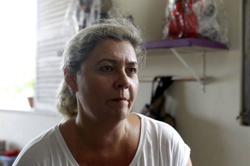 Para a diretora do CRF, Carmen Botelho (foto), ações preventivas são fundamentais, sobretudo para que as internas possam conviver tranquilamente e sem preconceito umas com as outras. “Essa integração entre universitários e o universo carcerário é muito valiosa, tanto para esses alunos quanto para as internas. A troca de experiências e a informação que eles trazem ajudam na construção de uma consciência mais sólida, para que elas possam cuidar melhor da saúde e conviver de forma pacífica e sem preconceito com as internas que apresentam o vírus”, reiterou a diretora.
FOTO: AKIRA ONUMA/ASCOM SUSIPE
DATA: 20.11.2018
ANANINDEUA - PARÁ <div class='credito_fotos'>Foto: Akira Onuma / Ascom Susipe | <a href='/midias/2018/originais/61749254-bb3a-4c96-a10e-e81cde34f758.jpg' download><i class='fa-solid fa-download'></i> Download</a></div>