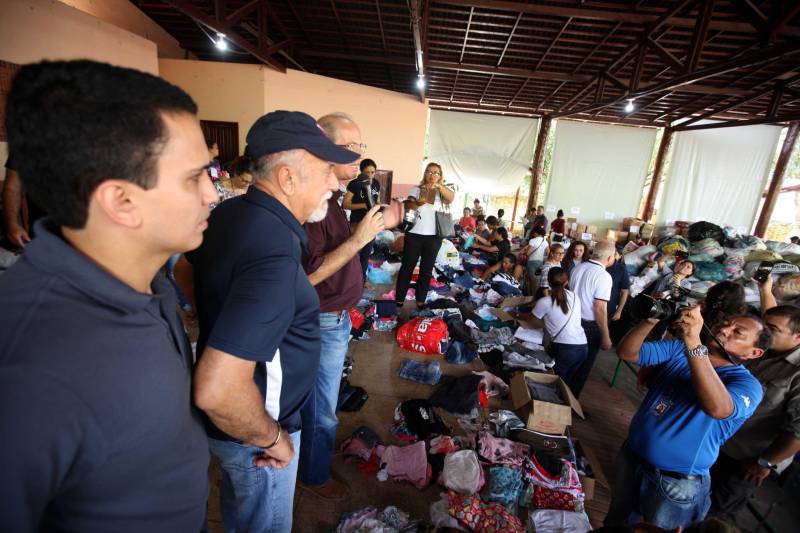 O Governador do Pará, Simão Jatene (foto), esteve durante esta sexta-feira (13) no município de Paragominas. Além de visitar as áreas afetadas pela enxurrada que ocorreu na madrugada da quinta-feira (12), ele conversou com moradores atingidos, reuniu com autoridades municipais, secretários de estado, com o Corpo de Bombeiros e a Defesa Civil para traçar as metas e ações a serem cumpridas para restabelecer a normalidade na cidade. A forte enxurrada, que durou toda a madrugada, alagou cerca de 40% da cidade e atingiu 350 famílias. Até o momento, 13 locais foram adequados para funcionar como abrigo, entre escolas, associações, ginásios, entre outros, para receber desabrigados e desalojados.

FOTO: SIDNEY OLIVEIRA / AG. PARÁ
DATA: 13.04.2018
PARAGOMINAS - PARÁ <div class='credito_fotos'>Foto: Sidney Oliveira/Ag. Pará   |   <a href='/midias/2018/originais/617c6355-179e-40ce-a44e-7f619624001a.jpg' download><i class='fa-solid fa-download'></i> Download</a></div>