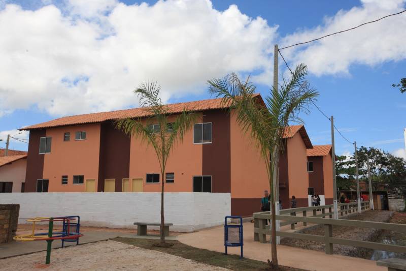 A Cohab entregou hoje(07) mais 30 unidades habitacionais do Projeto Taboquinha, em Icoaraci, que contempla a construção de moradias e infraestrutura urbana, incluindo a recuperação ambiental em torno do Igarapé Tabocão, propiciando a retomada das atividades dos pescadores da área. O projeto prevê ainda a entrega de mais 20 unidades habitacionais, o que deverá ocorrer em 2019. Seu Luís França, de 85 anos, foi um dos primeiros a chegar para a entrega das unidades habitacionais do Taboquinha. Ele ficou emocionado ao receber as chaves de sua nova casa. "Hoje é um dia de alegria pra mim, agradeço a todos que trabalharam nesse projeto, pra dar essa casa para nós", disse o idoso que irá morar com a filha no novo endereço.

FOTO: SIDNEY OLIVEIRA / AG. PARÁ
DATA: 07.12.2018
ICOARACI - PARÁ <div class='credito_fotos'>Foto: Sidney Oliveira/Ag. Pará   |   <a href='/midias/2018/originais/61804e97-6cb3-47ff-9bae-4e512d0620ed.jpg' download><i class='fa-solid fa-download'></i> Download</a></div>