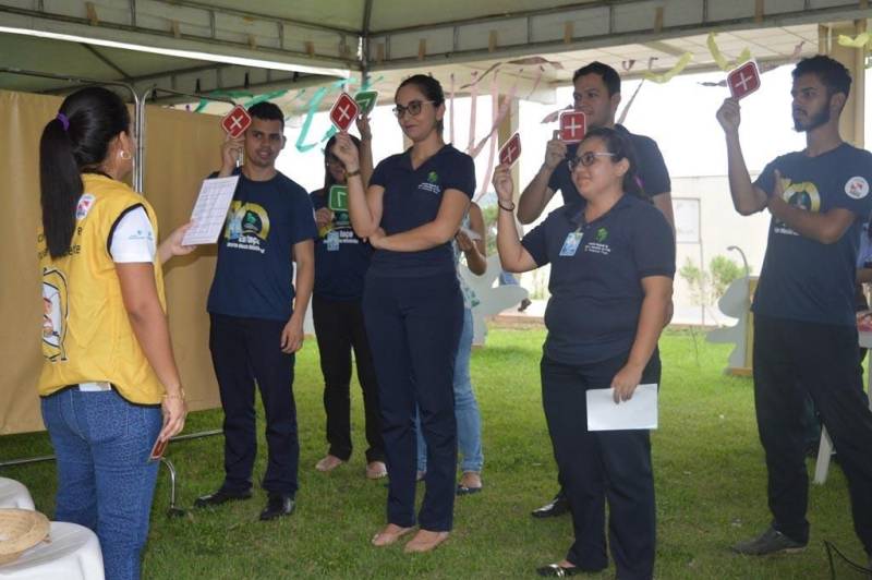 O Hospital Regional do Baixo Amazonas (HRBA), em Santarém, realizou o “Dia D de Segurança”, na quinta-feira (24). Ao longo do dia, ocorreram várias atividades (foto). A unidade iniciou com a programação do “Dia de Segurança do Paciente”, que trabalhou, com os colaboradores, a importância das metas de segurança para um cuidado seguro e de qualidade. À tarde, o foco se voltou para a segurança no trânsito. O hospital realizou mais uma edição do programa “Direção Viva: você consciente, trânsito mais seguro”, em parceria com o movimento “Maio Amarelo”. A primeira ação trabalhou com as metas de segurança do paciente, que consistem em identificar corretamente os pacientes; melhorar a eficácia da comunicação; melhorar a segurança na prescrição, no uso e na administração de medicamentos; garantir o local correto, o procedimento correto e a cirurgia no paciente correto; reduzir risco de infecções associadas a cuidados assistenciais; reduzir o risco de danos aos pacientes resultantes de quedas; e reduzir o risco de lesão por pressão.

FOTO: ASCOM / HRBA
DATA: 24.05.2018
SANTARÉM - PARÁ <div class='credito_fotos'>Foto: Ascom / HRBA   |   <a href='/midias/2018/originais/61808507-5259-441f-8e94-d276f864f959.jpg' download><i class='fa-solid fa-download'></i> Download</a></div>