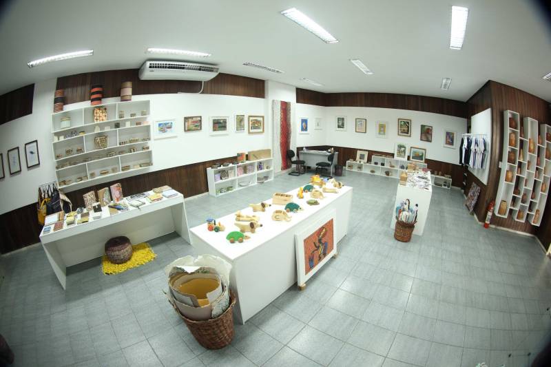 Ao entrar na Biblioteca Arthur Viana, localizada no Centro Cultural e Turístico Tancredo Neves (Centur), é possível visualizar e sentir as diferenças logo ao chegar. O espaço, que desde 2015 passava por reformas, está completamente pronto para sua reinauguração, que deve acontecer já na próxima semana. Iluminação adequada, climatização renovada, mudança de estantes e outros móveis que contribuíram para a ampliação do espaço, além de um verdadeiro upgrade em diversos espaços de convivência, serviços e estudos, trouxeram novos ares a centenária biblioteca.
FOTO: THIAGO GOMES / AG. PARÁ
DATA: 27.04.2018
BELÉM - PARÁ <div class='credito_fotos'>Foto: Thiago Gomes /Ag. Pará | <a href='/midias/2018/originais/61829b9a-68ec-4a17-8c4f-a2ee0a89f704.jpg' download><i class='fa-solid fa-download'></i> Download</a></div>