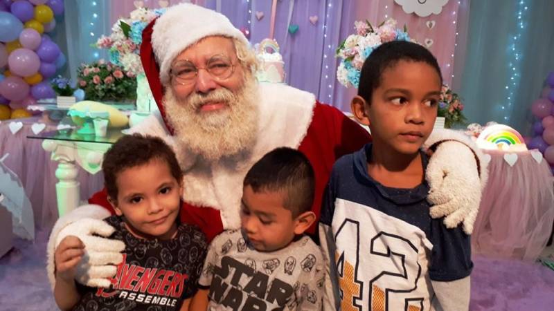 Cerca de 60 crianças (foto) com doenças hematológicas e que fazem acompanhamento na Fundação Centro de Hemoterapia e Hematologia do Pará (Hemopa) tiveram uma quinta-feira especial. Com direito a muitas brincadeiras, animação, Papai Noel e presentes, elas participaram de uma Festa de Natal em um parque infantil. A ação é resultado do trabalho de humanização da Fundação e tudo, do espaço aos presentes, foi fruto do voluntariado.

FOTO: ASCOM / HEMOPA
DATA: 20.12.2018
BELÉM - PARÁ <div class='credito_fotos'>Foto: Ascom Hemopa   |   <a href='/midias/2018/originais/618501c0-49f0-4f5a-8943-5db7575533b1.jpg' download><i class='fa-solid fa-download'></i> Download</a></div>