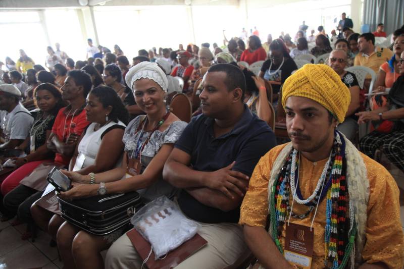Com debates sobre representatividade, violência e racismo contra populações de matriz africana, quilombolas e indígenas, a IV Conferência Estadual de Promoção da Igualdade Racial foi aberta nesta terça-feira, 27, no Hotel Gold Mar, em Belém.
FOTO: WAGNER ALMEIDA / ASCOM SEJUDH
DATA: 27.03.2018
BELÉM - PARÁ
<div class='credito_fotos'>Foto: Wagner Almeida/ Ascom Sejudh | <a href='/midias/2018/originais/6187e050-175d-4be8-8a44-c31798994cb1.jpg' download><i class='fa-solid fa-download'></i> Download</a></div>