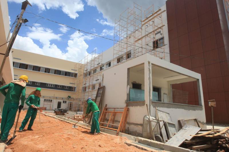 A região nordeste do Estado vai contar com mais uma opção em atendimento de saúde de alta complexidade em pouco tempo. O Governo do Estado está finalizando a execução dos serviços do moderno Hospital Regional Público dos Caetés (foto), no município de Capanema, que entra na fase final para repasse à Secretaria de Estado de Saúde Pública – Sespa, responsável pelo funcionamento da nova casa de saúde. A previsão da Secretaria de Obras para finalizar o projeto é até o final de 2018, somando investimentos de R$37 milhões - recursos do tesouro do estadual, sendo R$ 25 milhões para obras físicas e R$ 12 milhões para aquisição de equipamentos. Após a entrega do Hospital, não apenas a população de Capanema, mais de outros 17 municípios próximos passarão a contar com estrutura de atendimento médico com 60 leitos, sendo 10 de UTI adulto e outros 10 de UTI neonatal, além de consultórios, centro cirúrgico com três salas transfusional, laboratório e banco de leite, entre outros serviços médicos.
FOTO: SIDNEY OLIVEIRA / AG. PARÁ
DATA:17.10.2018
CAPANEMA - PARÁ
<div class='credito_fotos'>Foto: Sidney Oliveira/Ag. Pará | <a href='/midias/2018/originais/6189f109-e0a4-4d15-a320-a4fe5d313d98.jpg' download><i class='fa-solid fa-download'></i> Download</a></div>