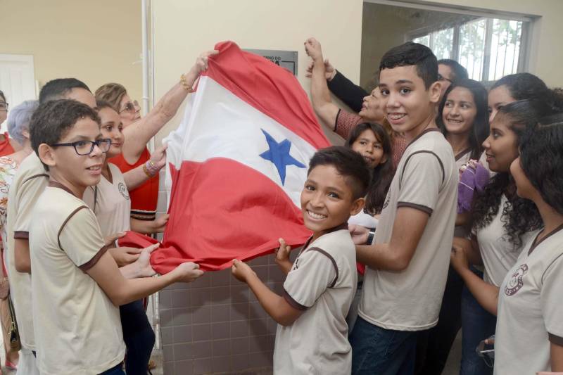 Em companhia da viúva do ex-governador Alacid Nunes, Marilda de Figueiredo Nunes, a secretária de Estado de Educação, Ana Claudia Serruya Hage, entregou nesta sexta-feira (28) as obras da reconstrução da Escola Estadual de Ensino Fundamental Marilda Nunes (foto), no bairro do Benguí, em Belém. A escola, localizada na Passagem Maciel com a Passagem Bom Jesus, volta a funcionar em novas instalações, incluindo uma quadra poliesportiva coberta. “Eu fico muito feliz em verificar o zelo com que a Seduc, na pessoa da secretária Ana Claudia Hage e sua equipe, trata a escola que originalmente era uma creche para atender à comunidade do Benguí. Será de grande serventia para a formação dos estudantes aqui do bairro”, afirmou Marilda Nunes, ao lado da irmã, Maria do Carmo Riodades, e do filho Hildegardo Nunes, atual secretário de Estado de Desenvolvimento Econômico, Mineração e Energia. A creche foi instalada no local no Governo Alacid Nunes.

FOTO: RAI PONTES / ASCOM SEDUC
DATA: 28.12.2018
BELÉM - PARÁ <div class='credito_fotos'>Foto: Rai Pontes/Ascom Seduc   |   <a href='/midias/2018/originais/618c15d3-988d-4c98-9bbd-d8ca2dd8b2ab.jpg' download><i class='fa-solid fa-download'></i> Download</a></div>