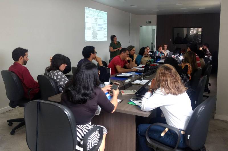 A Secretaria de Estado de Educação (Seduc) deu mais um passo para ampliar e consolidar o Programa Nacional de Alfabetização na Idade Certa (Pnaic) no Pará, cuja meta geral é assegurar que todas as crianças matriculadas no 3º ano do ensino fundamental sejam alfabetizadas até 8 anos de idade.
Na última terça-feira (8) e quarta (09) coordenadores regionais da Secretaria de Educação, responsáveis pela articulação com as secretarias Municipais de Educação, participaram de uma oficina coordenada pelo consórcio formado pelo Instituto de Desenvolvimento Educacional, Cultural e de Ação Comunitária (Ideca) e pela Fundação Vanzolini.
FOTO: ASCOM SEDUC
DATA: 09.05.2018
BELÉM - PARÁ <div class='credito_fotos'>Foto: ASCOM SEDUC | <a href='/midias/2018/originais/6190bedc-dc6c-45e3-b5b3-9bc84bc8460f.jpg' download><i class='fa-solid fa-download'></i> Download</a></div>