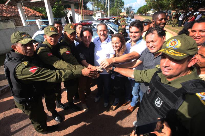 Os batalhões de Policiamento da PM de Barcarena (foto) e Abaetetuba, no Baixo Tocantins, receberam na tarde desta quinta-feira (21), 14 viaturas e 20 motocicletas para o reforço da segurança pública nas cidades. Os dois municípios pertencem ao Comando de Policiamento Regional IX, que realiza o policiamento em 10 municípios da região. O CPR IX também está formando 134 novos policias que deverão ser integrados ao policiamento no mês de julho. Participaram da entrega o comandante geral da PM, coronel Hilton Benigno, o presidente da Assembleia Legislativa do Pará (Alepa), deputado estadual Márcio Miranda e os deputados Ana Cunha e Celso Sabino. O coronel Hilton Benigno comentou que toda a frota de veículos da PM foi renovada. “A renovação traz melhores condições de trabalho ao policial”, afirmou.
FOTO: THIAGO GOMES / AG. PARÁ
DATA: 21.06.2018
BARCARENA - PARÁ <div class='credito_fotos'>Foto: Thiago Gomes /Ag. Pará | <a href='/midias/2018/originais/6193303c-7c04-4909-832a-72d909343209.jpg' download><i class='fa-solid fa-download'></i> Download</a></div>