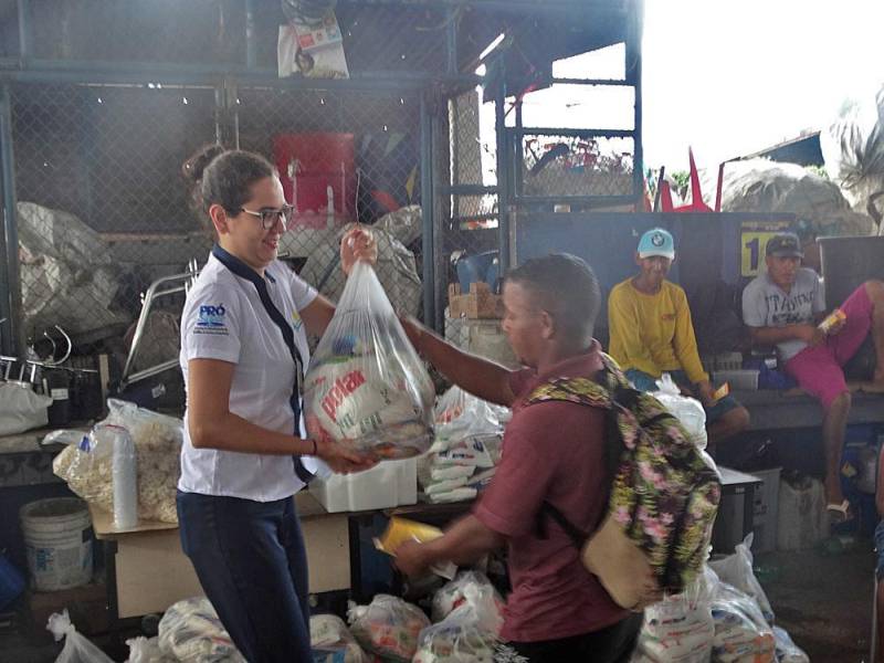 A família de Soraia Oliveira, de 32 anos, trabalha com coleta de materiais recicláveis. Ela conta que viver da coleta não é fácil, já que eles trabalham de sol a sol e, mesmo assim, parece ficar cada vez mais difícil cobrir todas as despesas do mês com o salário conquistado. “A crise está para todos, então receber doações de alimentos e materiais de higiene é muito importante”, ressalta Soraia, que foi uma das beneficiadas pela Campanha 'Junho Solidário', promovida pela Pró-Saúde Associação Beneficente de Assistência Social e Hospitalar, por meio do Hospital Público Estadual Galileu (HPEG), em Belém (PA). Na última sexta-feira (25), a campanha levou até a Associação de Catadores de Materiais Recicláveis de Águas Lindas (ARAL) cerca de 700kg de alimentos e 60 kits de material de higiene, beneficiando 35 famílias.

FOTO: ASCOM / HPEG
DATA: 28.05.2018
BELÉM - PARÁ <div class='credito_fotos'>Foto: ASCOM / HPEG   |   <a href='/midias/2018/originais/619bbc54-8c26-4ca3-96a3-971ff749a1d8.jpg' download><i class='fa-solid fa-download'></i> Download</a></div>