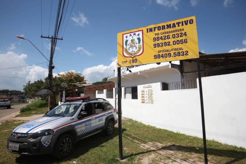 O distrito de Mosqueiro, distante 80 quilômetros do centro de Belém, conta com uma população de aproximadamente 33 mil habitantes e uma área territorial de 212 km². Mas no período de veraneio esta população pode chegar a 500 mil pessoas. Para melhor atender a população no que diz respeito à segurança pública, a Polícia Militar do Pará intensificou a aproximação com a comunidade e criou uma rede de informações que dinamizou o policiamento preventivo na ilha. Além do contato via telefone, todas as quartas-feiras, de 8 às 9h da manhã, na Praiana FM (104,9) e pelo Facebook, os moradores de Mosqueiro acompanham o programa “Mosqueiro Seguro”, que tem sido outra ferramenta de aproximação da comunidade.

FOTO: MARCELO LELIS / AG. PARÁ
DATA: 25.06.2018
MOSQUEIRO - PARÁ <div class='credito_fotos'>Foto: Marcelo Lelis / Ag. Pará   |   <a href='/midias/2018/originais/619f3ef2-1e75-46c2-9413-e5056850c5ff.jpg' download><i class='fa-solid fa-download'></i> Download</a></div>