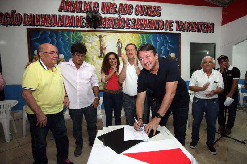 Em Tracuateua, o evento ocorreu no Salão da Marujada. O prefeito Tamariz Cavalcante comentou o trabalho da prefeitura realizado na área de saúde, e que os 4 km de asfaltamento irão contribuir com outra reivindicação dos moradores do município. Na foto, o líder do Governo na Assembleia Legislativa do Pará (Alepa), Eliel Faustino.
FOTO: SIDNEY OLIVEIRA / AG. PARÁ
DATA: 14.06.2018
TRACUATEUA - PARÁ <div class='credito_fotos'>Foto: Sidney Oliveira/Ag. Pará | <a href='/midias/2018/originais/61a85e84-204b-47ad-ac02-ecd27b014179.jpg' download><i class='fa-solid fa-download'></i> Download</a></div>